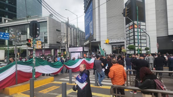 lunadeandromeda's tweet photo. Jueces y Magistrados despedidos bloquean Insurgentes Sur, estación Doctor Galvez del Metrobus, en demanda de indemnizaciónes." https://t.co/1vKMYmwbZ7