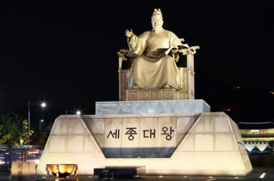 LifeBeLikeThatX's tweet photo. 세종대왕의 고기 사랑

세종대왕은 고기를 정말 좋아했습니다.

그냥 좋아한 정도가 아니었습니다.

아버지 태종이 세상을 떠나기 전,
신하들에게 이런 말을 남겼다고 합니다.
“주상은 어려서부터
고기가 없으면 밥을 먹지 못했다.”

당시 왕은 부모상을 당하면
오랫동안 고기 없는 소박한 음식을 먹어야 했습니다.
그런데 태종은 걱정했습니다.

나라를 이끌어야 할 아들이
상중이라고 고기까지 끊었다가
몸이 상하지는 않을까.
그래서 신하들에게 당부했습니다.

세종에게는 상중에도
고기를 먹게 하라고.

조선 최고의 성군도
밥상 앞에서는 참 인간적이었습니다.
훈민정음을 만든 왕.
과학과 문화를 꽃피운 왕.
백성을 누구보다 사랑한 왕.

그런데 한편으로는
아버지가 죽기 직전까지
“우리 아들 고기 먹여야 한다”고 걱정했던 사람.

그래서 세종대왕이 더 멀게 느껴지지 않습니다.

위대한 사람도
작고 인간적인 취향 하나쯤은 가지고 있으니까요.