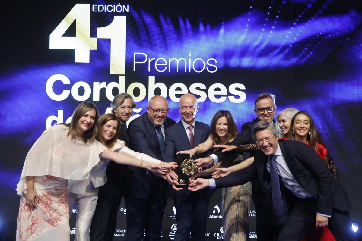IMIBIC's tweet photo. 🏆 Enhorabuena al @HUReinaSofia por el premio “Cordobeses del Año” de @cordoba en la categoría de Valores Sociales, un reconocimiento muy especial en el año en que el hospital celebra su 50 aniversario.

Ayer tuvimos la oportunidad de acompañarles en este reconocimiento, que pone en valor cinco décadas de compromiso, dedicación y servicio a la sociedad.

❤️Desde el IMIBIC nos sentimos muy orgullosos de formar parte del entorno científico del Hospital Universitario Reina Sofía y de compartir con sus profesionales el compromiso de avanzar en la mejora de la salud de las personas.

Nuestra enhorabuena también al resto de personas y entidades galardonadas 👏