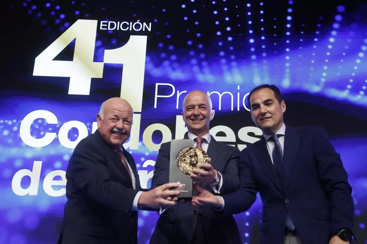 IMIBIC's tweet photo. 🏆 Enhorabuena al @HUReinaSofia por el premio “Cordobeses del Año” de @cordoba en la categoría de Valores Sociales, un reconocimiento muy especial en el año en que el hospital celebra su 50 aniversario.

Ayer tuvimos la oportunidad de acompañarles en este reconocimiento, que pone en valor cinco décadas de compromiso, dedicación y servicio a la sociedad.

❤️Desde el IMIBIC nos sentimos muy orgullosos de formar parte del entorno científico del Hospital Universitario Reina Sofía y de compartir con sus profesionales el compromiso de avanzar en la mejora de la salud de las personas.

Nuestra enhorabuena también al resto de personas y entidades galardonadas 👏