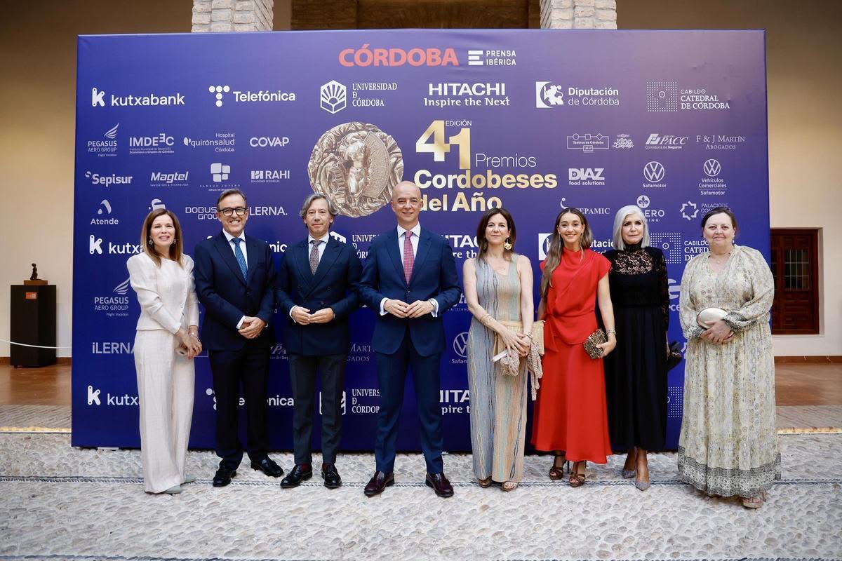 IMIBIC's tweet photo. 🏆 Enhorabuena al @HUReinaSofia por el premio “Cordobeses del Año” de @cordoba en la categoría de Valores Sociales, un reconocimiento muy especial en el año en que el hospital celebra su 50 aniversario.

Ayer tuvimos la oportunidad de acompañarles en este reconocimiento, que pone en valor cinco décadas de compromiso, dedicación y servicio a la sociedad.

❤️Desde el IMIBIC nos sentimos muy orgullosos de formar parte del entorno científico del Hospital Universitario Reina Sofía y de compartir con sus profesionales el compromiso de avanzar en la mejora de la salud de las personas.

Nuestra enhorabuena también al resto de personas y entidades galardonadas 👏