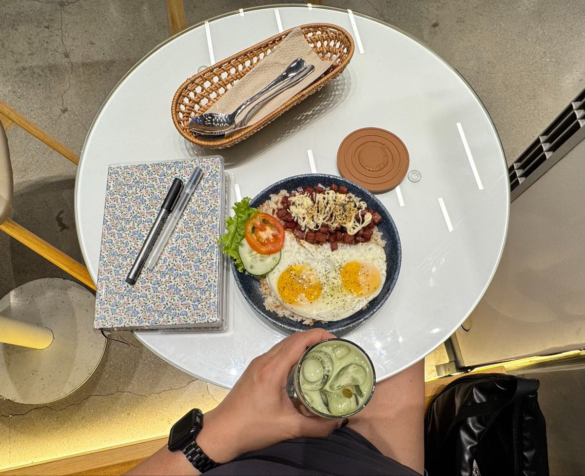 EXOxBaek's tweet photo. After work matcha ala JD 🍵 https://t.co/sOPzTEHGhy
