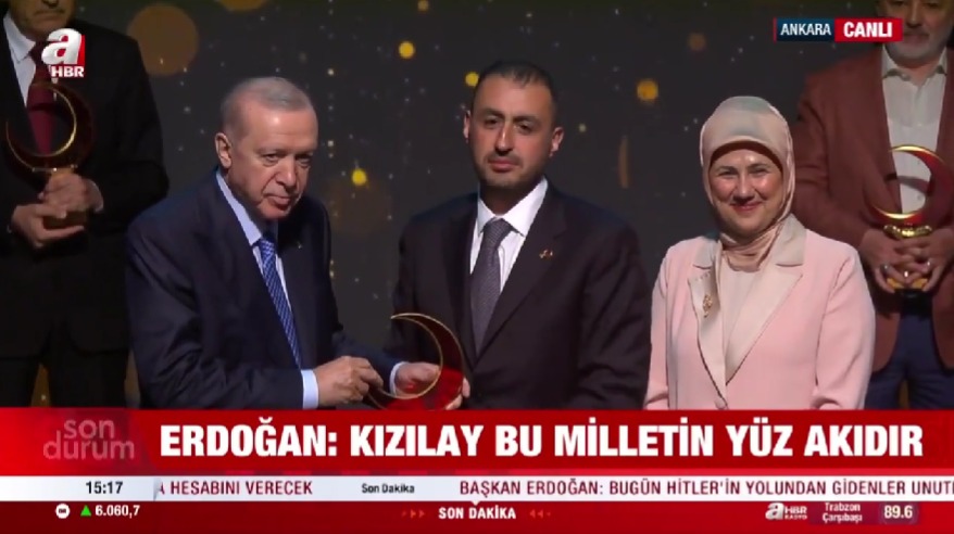 ulasaraci's tweet photo. Toplumsal faydaya katkı sunan çalışmaların takdir edilmesi büyük önem taşıyor. Türk Kızılay Ödülleri Töreni’nde ödül alan Türkiye Sigorta Genel Müdürü Taha Çakmak’ı kutluyorum. https://t.co/HouZTRql41