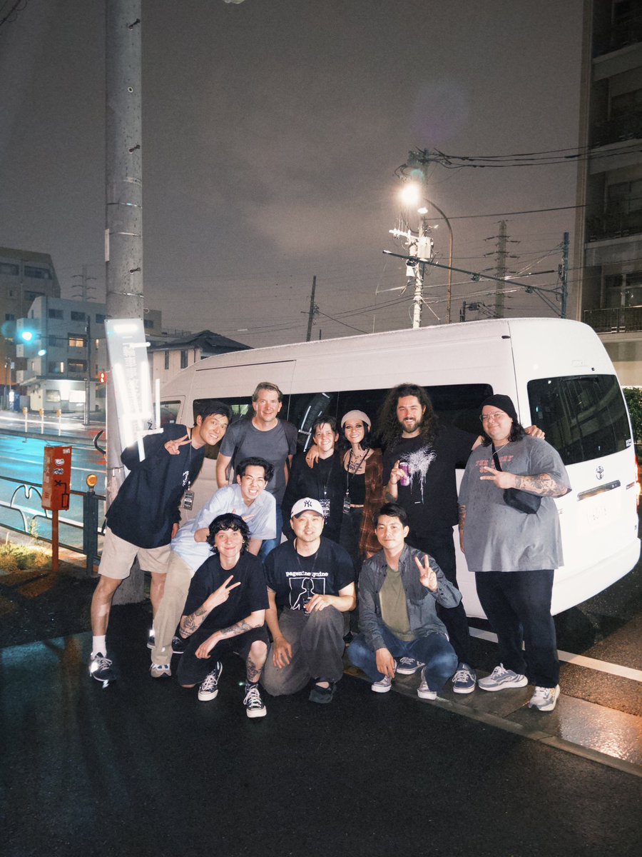 nothingsrealtbh's tweet photo. Softcult Japan Tour 2026 with Tomato Ketchup Boys 完遂しました。

バンドから日本をちゃんとツアーしてみたいとオファーをもらって今年1月から組み始めた本企画。Touche Amore, Citizen, No Pressure, Fleshwater, Whirr, Nothingら現行パンク最前線系の数々とツアーをともにし、果てはMuseにIncubus、ParamoreにBring Me The Horizonといった大御所系まで、とにかく破竹の勢いでシーンを駆け上がるSoftcultの今と過去とを結ぶツアーを作りたく模索しました。こうしたパンク色というのは日本のファンベースとは毛色が異なるのだろうという想像も容易かったので、いかに飛ばしすぎずにフィットさせながら起爆剤的な存在を入れてツアーを盛り上げるか、これが本ツアーにおける根幹のテーマでした。

1月にベルギーのSlow Crushを呼んだときに出会い、最高の演奏と最高に気概溢れる人間性を見せてくれた静岡のTomato Ketchup Boysをツアーに全帯同として招き、京都はツアーバンドでツーマン、以降はEwoks・Forbear・Nougatを迎えてのスリーマンで、各日程異なる魅力を持つ組み合わせになったんじゃないかなと思います。Softcultもどのバンドにもすごく熱を持って反応を示し、めちゃくちゃ愛に満ちた交流をしてくれてたし、あるべきものをあるべきところにスロットしながら、ツアーバンドと各地の共演とで刺激を与えながら非常にいいツアーになったのではと思っています。

SoftcultはMercedesとPhoenixの双子のきょうだいからなるツーピースで 、バンドではSoftcultの前身Courage My Love時代に知り合い友達になったPhilとBrenをギターとベースに加え、いかに音源よりライブを強く印象に残すものにするかにこだわっていると話していました。MercedesとPhoenixの二人が正式メンバーで、すべては彼らのブランディングと設計、研鑽による賜物ですが、ことライブとなるとそのユニゾン感や爆発感をいかに出せるかに注力し模索した結果というのが非常にいい形でアウトプットされたライブだったなと。彼らも自分たちをシューゲイズとは思っていないと言っていたのですが、いわゆるシューゲイズリバイバル〜ヘビーゲイズトレンドの文脈とは一線を画すインディーロックでドリームポップで、オルタナでパンクで、そこにわずかなシューゲイズ要素という感じで、これらのさまざまな要素を楽曲に落とし込んでいく構成力の高さが非常に印象的だなあと感じながら見ていました。いわゆる轟音囁き系の典型は全くなく、出音には強さがありながらも抜けがよく、聴く者の心を包むような包囲感も絶妙で、自分たちの出す音色をいかにしてベストに再現するか、音源より強いサウンドを作るかを研鑽した跡が見える緩急自在でタイトな素晴らしい演奏の連続だったなと思います。みんなとにかく驕りがなく等身大で、謙虚で誠実な4人組でシーンを問わず引っ張りだこなのも納得の人格者の集合体でした。

（なお、「双子の姉妹」と表現される投稿を何度か見かけましたが、本人たちはその呼称を好んでいません。性自認への配慮の観点からも、二人について言及する際は「双子」あるいは「双子のきょうだい」と表現していただければと思います。）

Nothing Feels Realのツアーは数ヶ月おやすみですが、秋以降連続でツアーの予定が控えてるので引き続き気にかけていただけたらうれしく思います。今後ともどうぞよろしくお願いいたします。

Nothing Feels Real