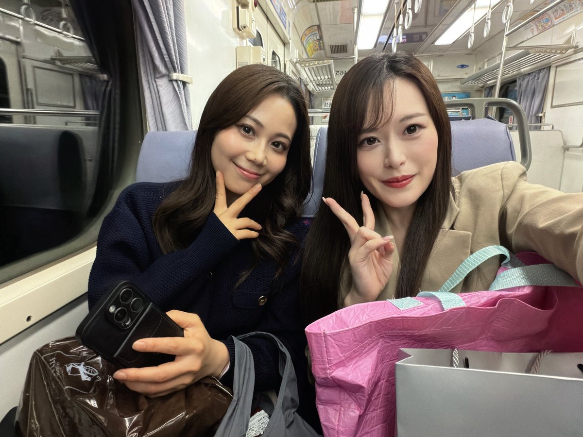 yui_sakurana's tweet photo. 今日から展示会👻
本日も1日お疲れさまでした❣️

写真はこの間現場が一緒だった
りさちーと😂♡

@arisestaff https://t.co/zJTF7w9HSh