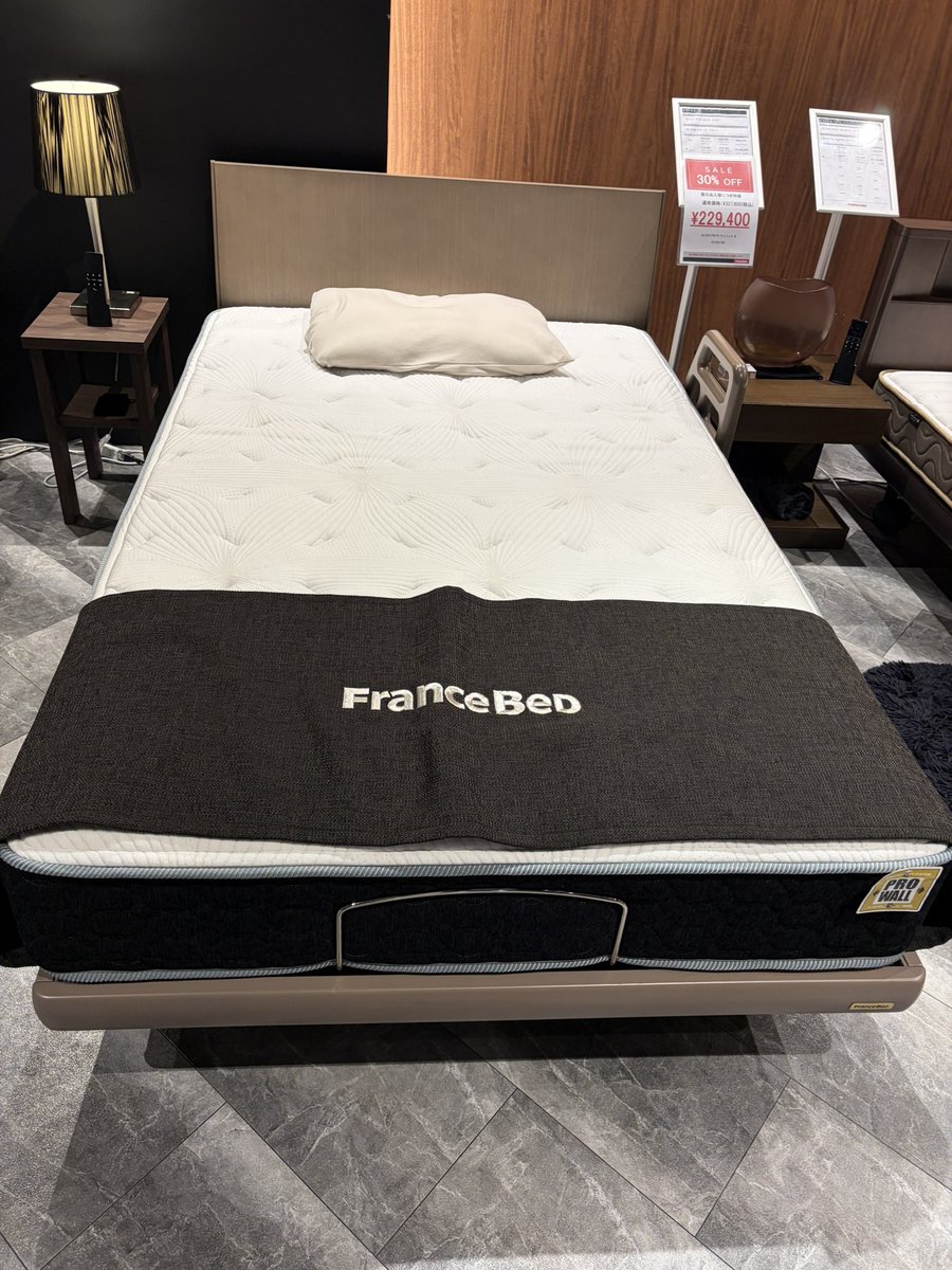 345_interior's tweet photo. お客様とベッドのご検討にフランスベッドショールームへ。
フランスベッドは独自のマットレス内部構造"高密度連続スプリング"と電動ベッドが強み。
電動ベッドフレームもスタイリッシュなデザインがあるので、ベッドでの読書やテレビを見るためでの利用にもおすすめです(贅沢の極み) https://t.co/urSRGrw0Wq