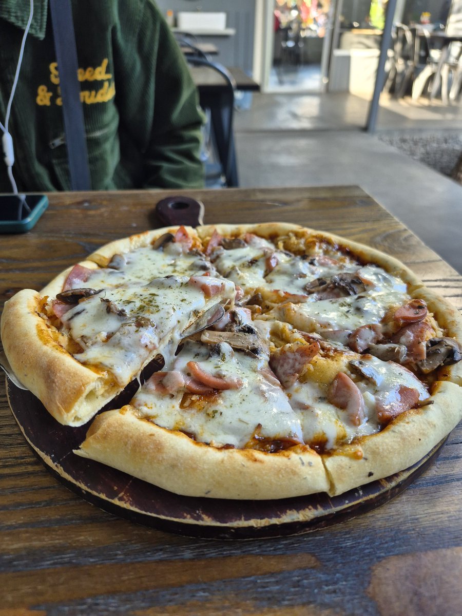 novitadind's tweet photo. Nyobain pizza combi di sudimoro murah meriah dan toping nya banyak banget, lupa ini yang apa huhuuu tapi pinggirannya ku upgrade keju lagi 8,5/10 https://t.co/N2KROZLQqv