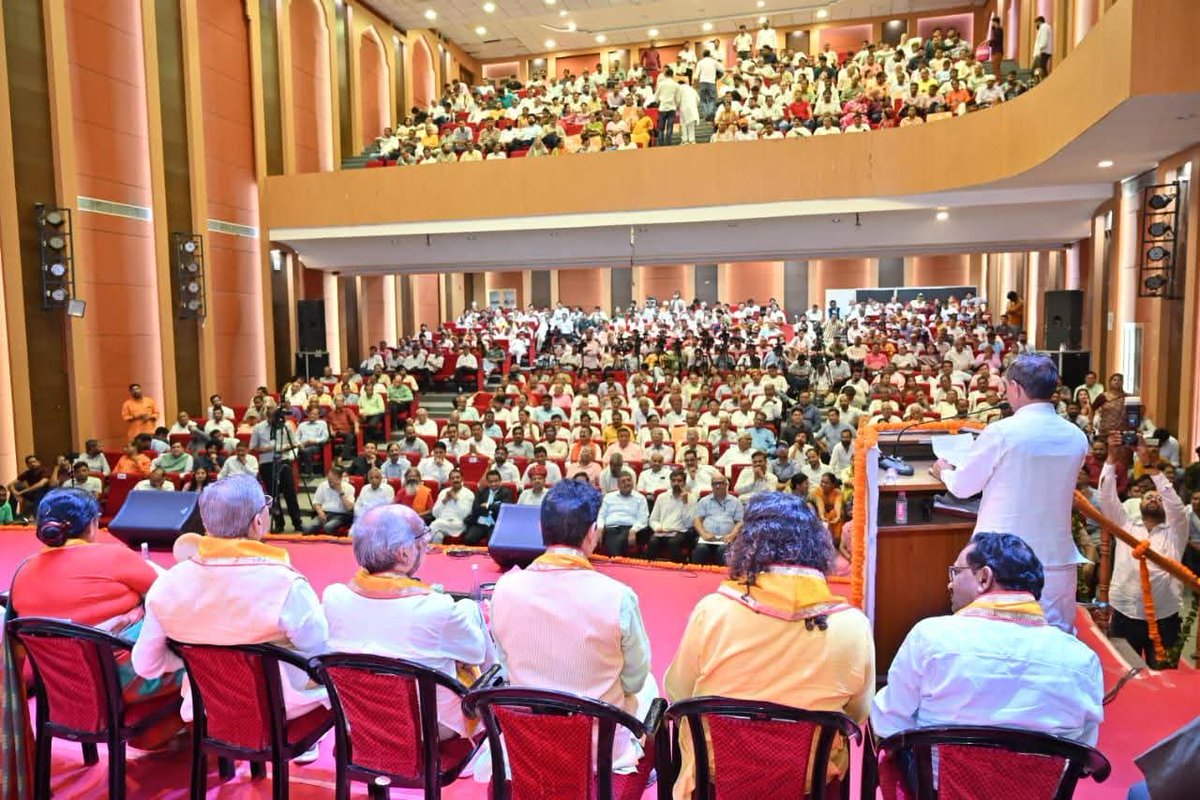 madanrrathore's tweet photo. माननीय प्रधानमंत्री श्री नरेंद्र मोदी जी के सफल नेतृत्व में केंद्र सरकार के 12 वर्ष पूर्ण होने के उपलक्ष्य में भारतीय जनता पार्टी, जिला जयपुर शहर द्वारा आयोजित "विकसित भारत संकल्प सम्मेलन" में माननीय रेल, सूचना एवं प्रसारण मंत्री श्री अश्विनी वैष्णव जी के साथ सहभागिता की।

"12 साल विश्वास के, विकास के और जनकल्याण के" अभियान के अंतर्गत कृषि अनुसंधान केंद्र, दुर्गापुरा में आयोजित इस सम्मेलन में श्री अश्विनी वैष्णव जी ने केंद्र सरकार के 12 वर्षों की ऐतिहासिक उपलब्धियों, विकसित भारत-2047 के संकल्प तथा राष्ट्र निर्माण में जनभागीदारी की महत्वपूर्ण भूमिका पर अपने प्रेरणादायी विचार व्यक्त किए।

इस अवसर पर प्रदेश संगठन महामंत्री श्री अजेय कुमार जी, राज्यसभा सांसद श्री घनश्याम तिवाड़ी जी, ऊर्जा मंत्री श्री हीरालाल नागर जी, जयपुर शहर सांसद श्रीमती मंजू शर्मा जी, जयपुर ग्रामीण सांसद श्री राव राजेंद्र सिंह जी, जयपुर जिलाध्यक्ष श्री अमित गोयल जी, विधायक श्री बालमुकुंदाचार्य जी, श्री कैलाश वर्मा जी, श्री गोपाल शर्मा जी सहित विभिन्न क्षेत्रों से जुड़े प्रबुद्धजन उपस्थित रहे।
.
@narendramodi @BJP4India @BJP4Rajasthan @AshwiniVaishnaw @ajaeybjp