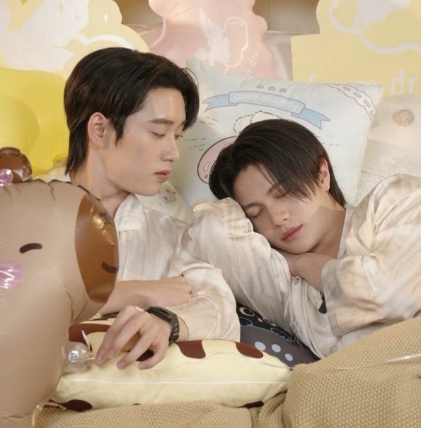 starrysbb's tweet photo. they kinda have same expressions 🤔 https://t.co/JFYEkuPbOF