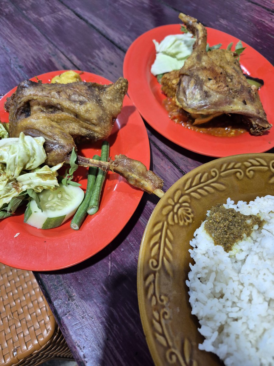 novitadind's tweet photo. Bebek goreng di kesamben blitar depan pom bensin kesamben, wajib coba kalau kesini yaa seporsi 30k tapi nasinya banyak pol, bebeknya juga gede udah ada 3T nya pula
9/10 https://t.co/yqJD7WcBaL