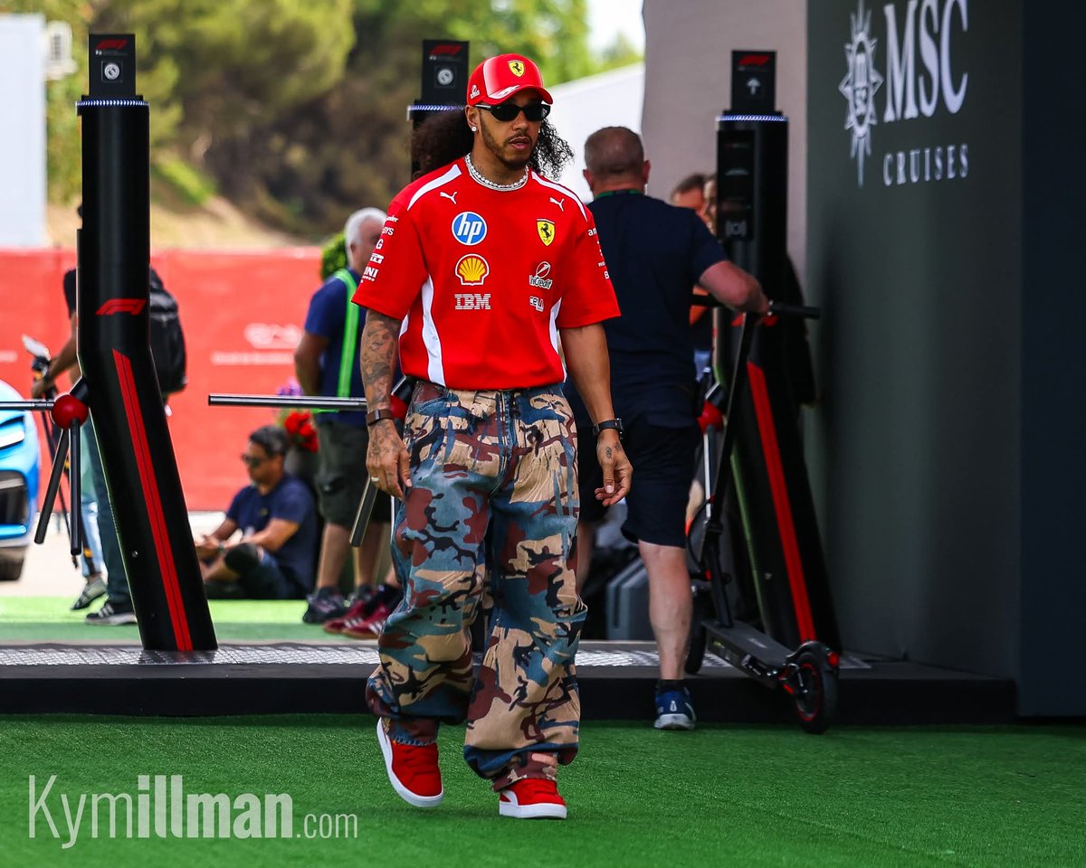 FerraristaHu's tweet photo. 🔴 Lewis Hamilton reggeli érkezése a Paddockba. #CiaoLewis👋👑 - 📸 : Kymillman

#Ferrarista #ForzaFerrari #F1 #SpanishGP 🇪🇦 https://t.co/z2jjbwYnwg