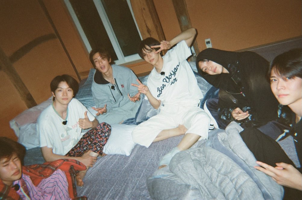 everyonelikessc's tweet photo. 톤이숑이 동아리 엠티 가서도 붙어 있는 커플미 있다 https://t.co/W7XhLe9wqc