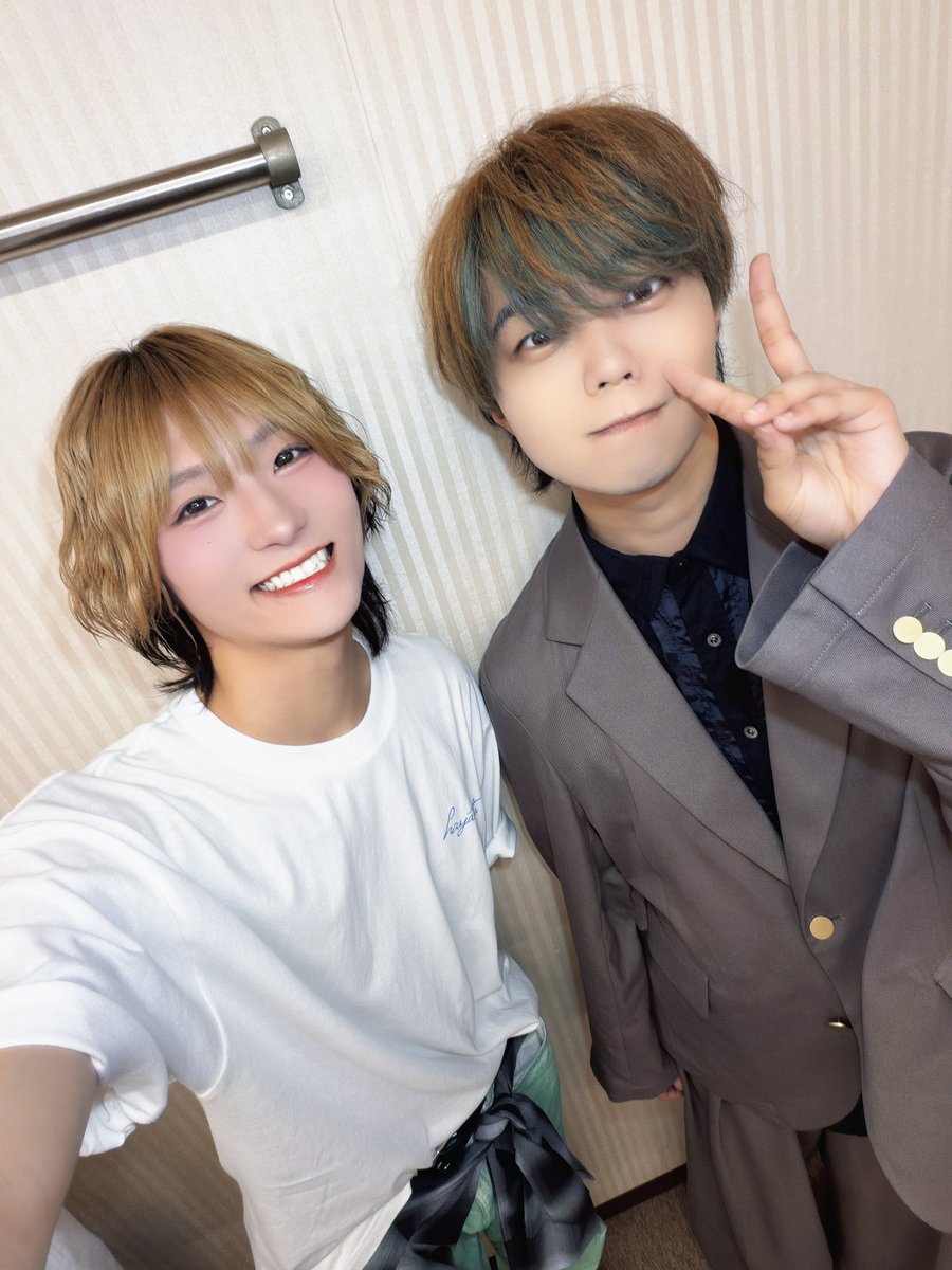 soma_ramuket's tweet photo. 本日はあづさんの聖誕祭にラムネ商店街としてゲスト出演させて頂きました！！🍵✨

ついにあづさんとボクアリウムもパフォーマンス出来て念願でした！！🫧
素敵な機会を頂いて本当にありがとうございます😭✨

そして今日のパンツはあづさんから以前頂いたグリーンカラーのデニムを履いてみたよ！💚
何履いてもいいよ！って言われた時から絶対にこれ履こ～って決めてたの☝🏻

改めてあづさんお誕生日おめでとうございます！🎂✨✨
 #桃色そま想い