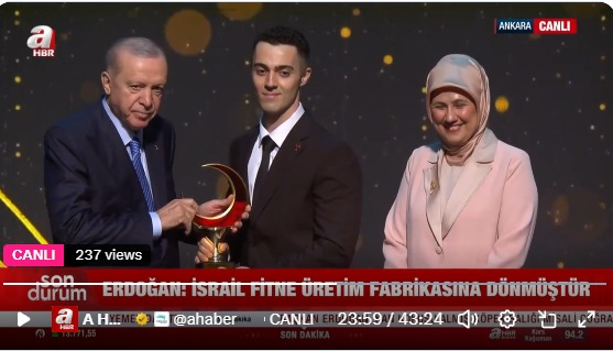 keremaybasak's tweet photo. Beştepe Millet Kongre ve Kültür Merkezi'nde düzenlenen Türk Kızılay Ödülleri Töreni'nde ödüle layık görülen Onur Yetkin'i gönülden tebrik ediyorum. Bu anlamlı başarısının devamını diliyorum. https://t.co/XeJauud8Pa