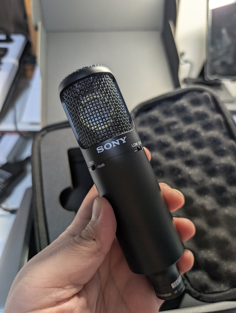 MonChack1108's tweet photo. SONYのC-80を導入。試しに声出ししてみたけど、やはり部屋の反響がかなりあるので、リフレクションフィルター必須。 https://t.co/fC7t2pSkXs