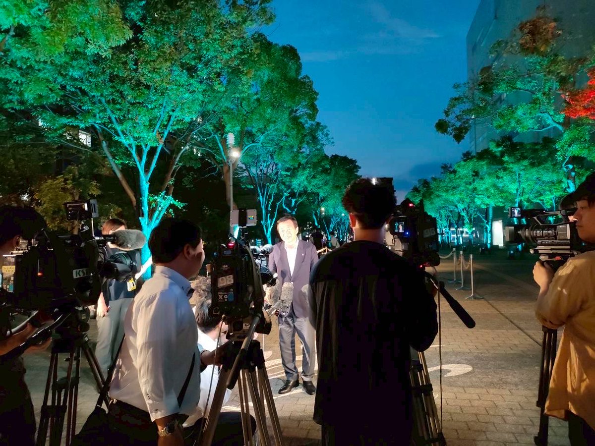 oihideto's tweet photo. 高松市の中心市街地において夜間景観を演出するため、光の回廊とも言うべきライトアップを行って参ります。その第一弾として港頭中央1号線に設備を整備し、点灯式セレモニーを行いました。洗練されたほっとする空間ができました。これからも皆さんに喜ばれる夜間景観を作って参りたいと思います。 https://t.co/CgQKQcEv87