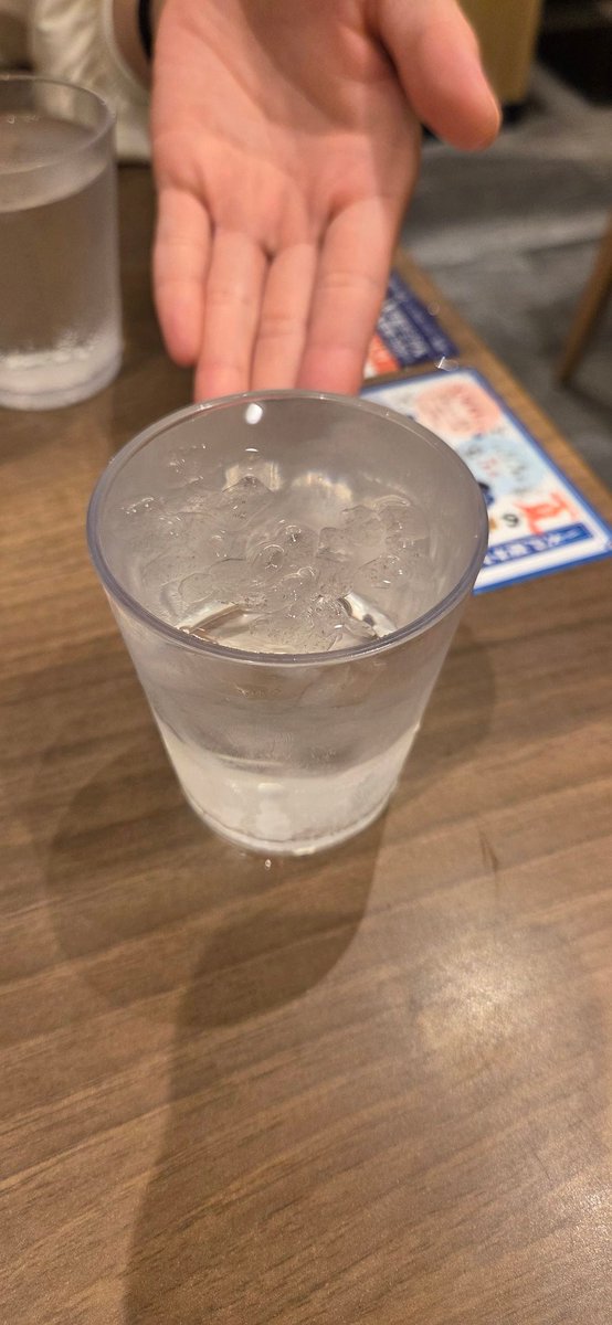 menmengf's tweet photo. そしてこれはアフターでソラさんに並々に注がれたお冷
既視感すげえな？？？？ https://t.co/qty3KN2gpN