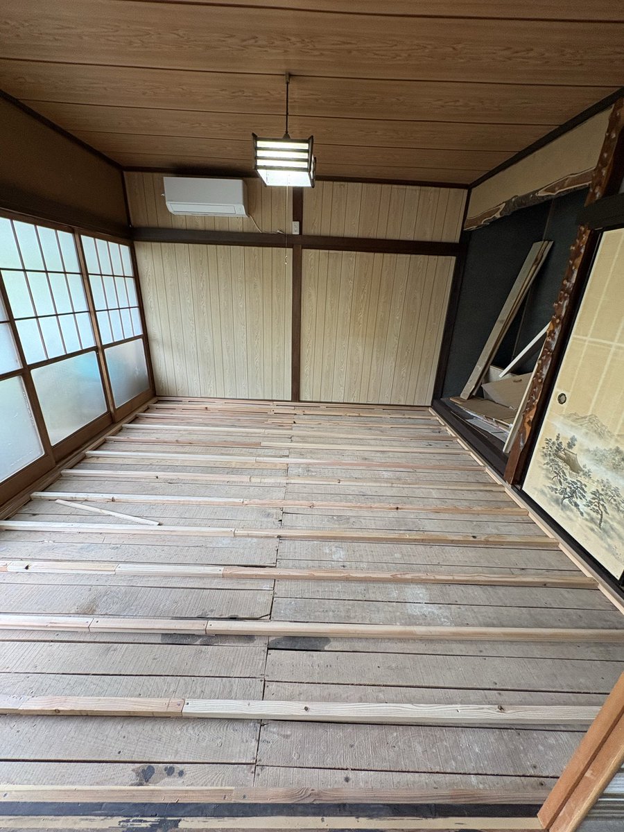 Frogamesh's tweet photo. 実は昨日今日
友達の依頼で家の傾き直してた
直せない国の傾きに比べたら余裕だぜこんなの😤 https://t.co/Orq2FbifIB