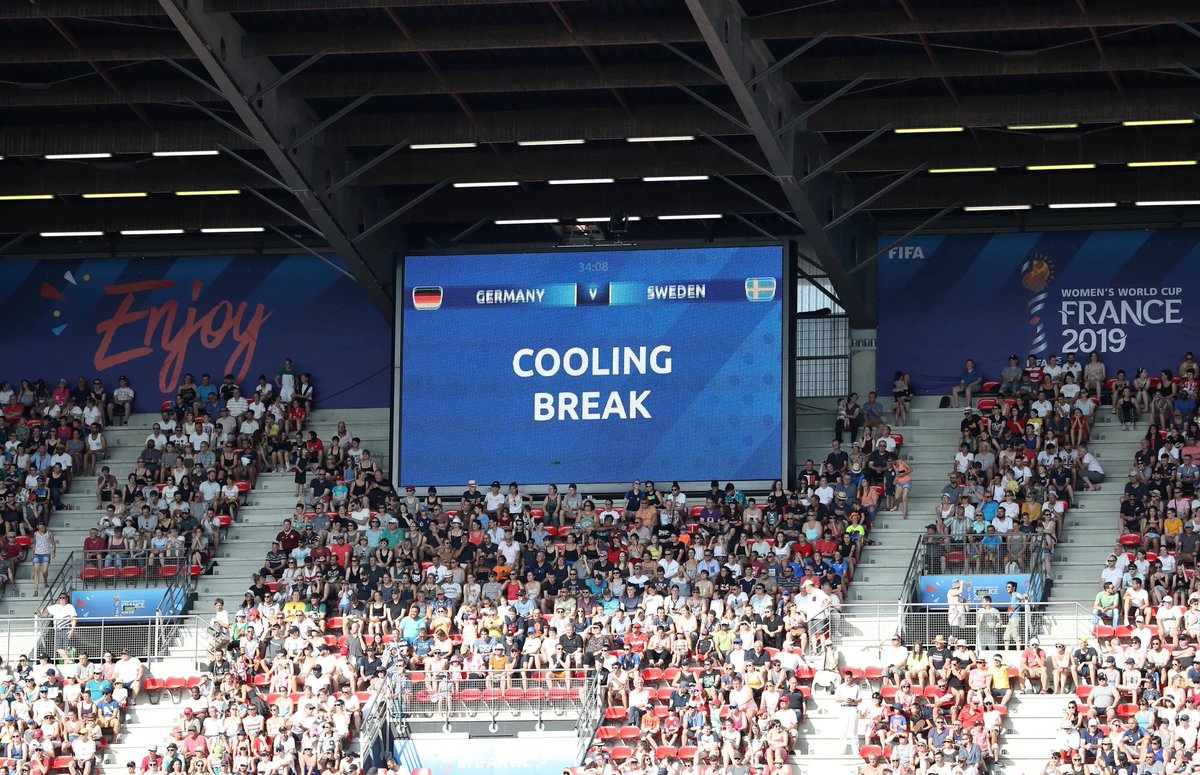 Gazpachen's tweet photo. Estados Unidos encontró su "pausa de los 2 minutos" también en el Mundial.

La FIFA comenzó a exigir las pausas de hidratación en medio de los partidos del Mundial, independientemente de la temperatura que haga. 

Y, en la mayoría de los países, comenzarán a pasar anuncios en este intervalo. Hoy en día, en el "cooling break", siguen filmando a los jugadores, pero ahora se interrumpirá esa transmisión para la publicidad.

Como sucede en la NFL, se parará el juego para pasar publicidad. Todo rompen.