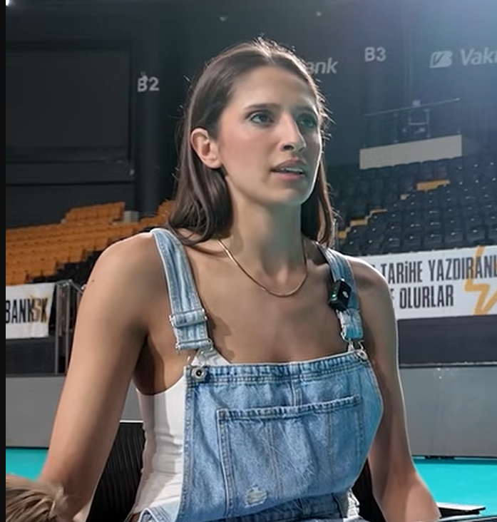 Temmzvolley's tweet photo. 🇹🇷Derya Cebecioğlu, Zehra Güneş hakkında:

"Şimdi Zehra ile biz aynı jenerasyonuz. Ben büyük ihtimalle voleybol camiasında Zehra kadar güçlü bir insan görmedim. Sahadaki duruşu... Zehra büyük ihtimalle aramızda Giovanni'nin baskılarını en iyi göğüsleyen insanlardan bir tanesi. Dediği gibi aslında bu yola beraber çıktık ama şu an Zehra'nın olduğu seviye gerçekten bambaşka bir seviye. Sadece Türkiye'de değil, tüm dünyada benim düşüncem Zehra dünyanın en iyi orta oyuncularından bir tanesi. Hatta ikisinden biri diyebilirim.

Sadece iyi bir oyuncu olmasını da söyleyemem ben Zehra'nın. Biliyorsunuz Zehra son iki senedir kaptanlık yapıyor ama iki sene önce de aslında aynı şeyi söylemiştim. Zehra'nın bu kaptan unvanı olmadan önce de Zehra kaptandı zaten. Sahada herkesi yükseltmeye çalışan, takım kötü olduğunda konuşan, asla pes etmeyen, hırslı, savaşçı, inanılmaz bir karakter. Ve VakıfBank'ın kaptanlığını her şeye rağmen en iyi şekilde yapıyor. Çünkü burada oynamak zor. Buranın kaptanı olmak ekstra zor. Ama Zehra'nın bunu çok iyi yönettiğini düşünüyorum. İnanılmaz bir karakter.

Onunla beraber sahada blok yaptığımda, yanımda olduğunu hissettiğimde kendimi çok daha farklı hissediyorum. Bana blok hakkında söylediği her şey o kadar iyi hissettiriyor ki... Blok anımızda mesela Zehra sürekli arkama geçer, 'Derya şöyle yapıyorsun, elini sok, işte bunu yapman gerekiyor' diyerek sürekli motive eder, yardımcı olur, daha iyi olmamı sağlar. Aslında kendisinden çok hep başkalarını düşünüyor. Sadece benim için değil, tüm oyunculara bunu yapıyor. Çünkü aslında takım arkadaşı olmak, iyi kaptan olmak bunu gerektiriyor ve Zehra'nın bunu en iyi şekilde yerine getirdiğini düşünüyorum.

İnanılmaz iyi bir insan. VakıfBank kaptanlığıyla beraber kazandığı 5-6 kupa var büyük ihtimalle ama inanıyorum ki bu 25'leri, 30'ları görecek. Sana sakatlıksız, çok başarılı, kupalı yıllar diliyorum. Seni çok seviyorum. İyi ki takım arkadaşı olmuşuz, iyi ki arkadaş olmuşuz."