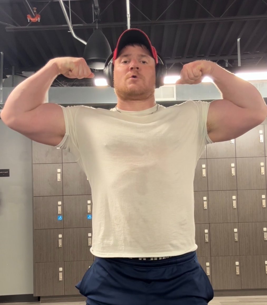 dadbodjock's tweet photo. Always gotta do a few biceps 30 reps of 80 💪🏻 https://t.co/T7HtQGzgtL