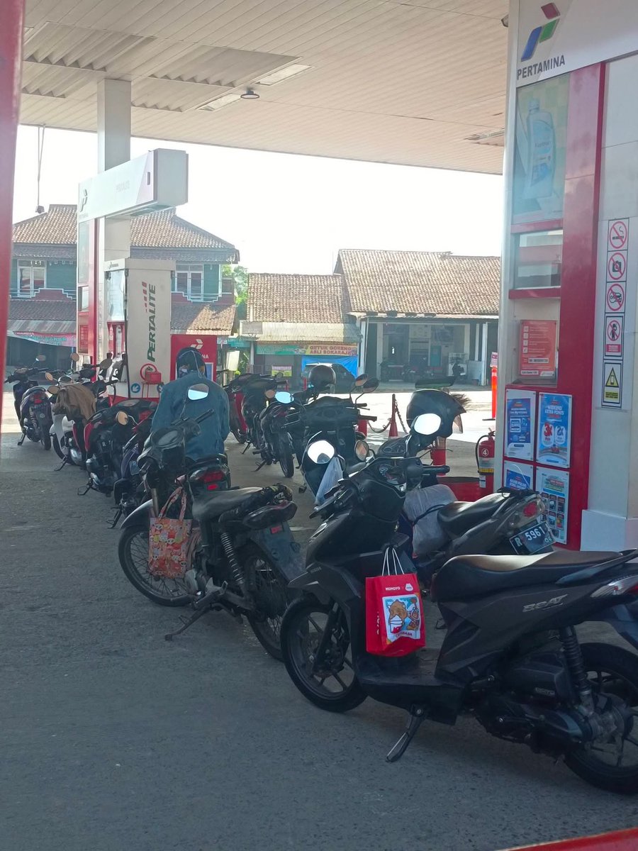 txtpersahaman's tweet photo. Kejadian riil sore ini di SPBU di Ajibarang Jateng

Efek samping Pertamax naik ke 16 ribu dispenser Pertamax sepi karena gak ada yang beli, sementara antrean Pertalite mengular panjang. warga yang udah sabar antre berjam-jam, pas nyampe depan malah zonk bensinnya habis. Terpaksa motor diparkir massal nungguin truk tangki dateng.

udah mah ekonomi lagi dicekik, sekarang mau beli bensin murah aja harus ngorbanin waktu dan kerjaan