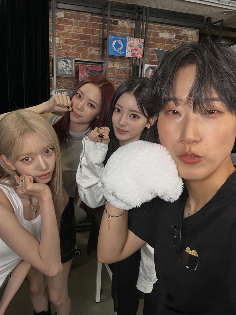 log_jaemock's tweet photo. 260611 재재님 인스타그램
스윔킴 앤나 리니리니나린이 언니언니안나언니 즉 미야오와 함께한 더블랙레이블 월드컵 보러 가셔용 미야옹🐈‍⬛ https://t.co/dboECbZBUl