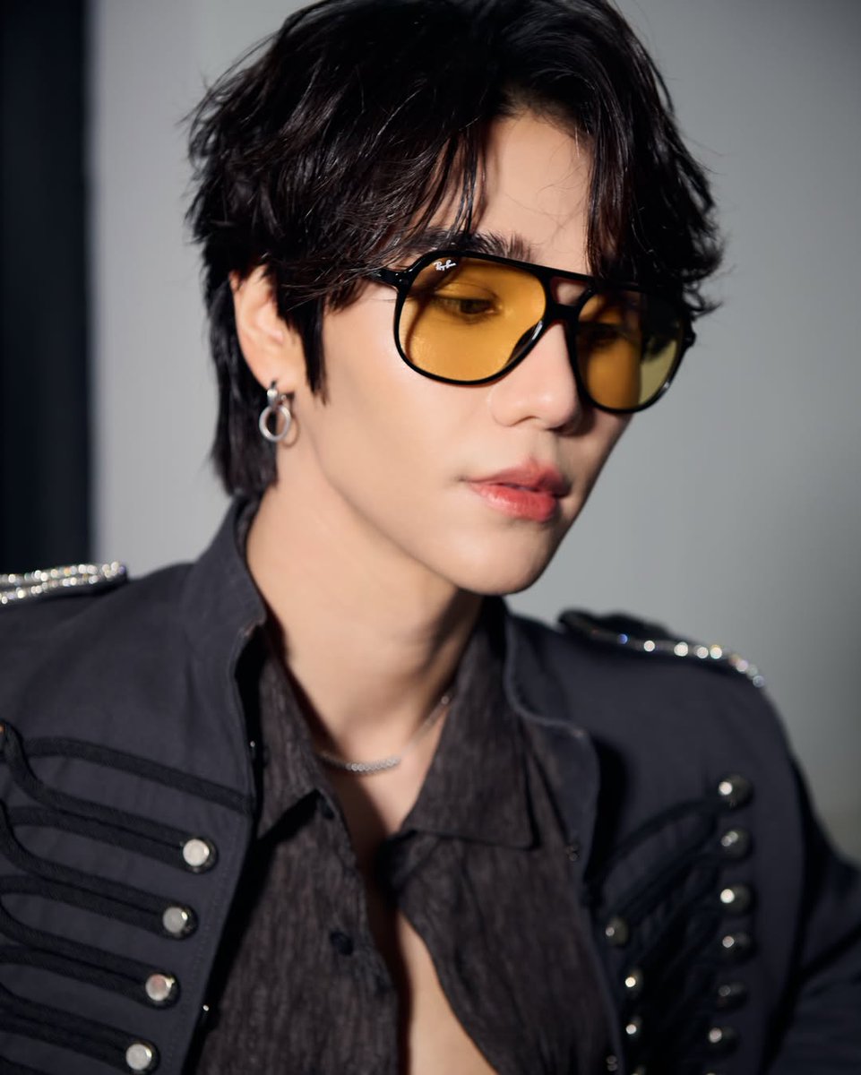 SATURDAYSSBR's tweet photo. “Momentos sob os holofotes e nos bastidores com @ray_ban"  — #JeffSatur compartilhou novas fotos e um vídeo no Move On Concert usando óculos #RayBan.

「⭐」
@jeffsatur 
#RayBanxJeffSatur
#SaturdayssBrasil https://t.co/7wuwJYM2Jr
