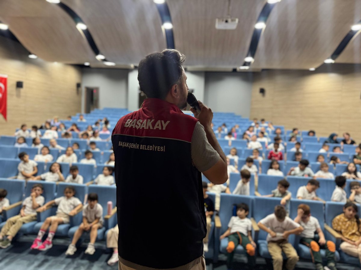 basakayorg's tweet photo. Başakşehir Ayazma İlkokulu öğrencilerinin afet anında doğru karar verebilmesi, riskleri tanıması ve güvenli davranış geliştirmesi için düzenlediğimiz eğitim kapsamında;
* Depremde doğru davranış,
* Yangın ve tahliye,
* Tehlike avı,
* Toplanma alanı bilinci konularını işledik. https://t.co/hENWvBEckt