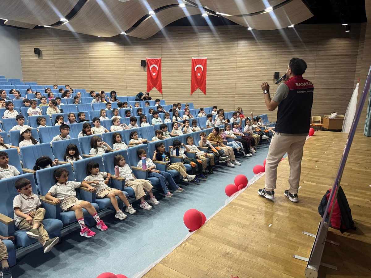 basakayorg's tweet photo. Başakşehir Ayazma İlkokulu öğrencilerinin afet anında doğru karar verebilmesi, riskleri tanıması ve güvenli davranış geliştirmesi için düzenlediğimiz eğitim kapsamında;
* Depremde doğru davranış,
* Yangın ve tahliye,
* Tehlike avı,
* Toplanma alanı bilinci konularını işledik. https://t.co/hENWvBEckt