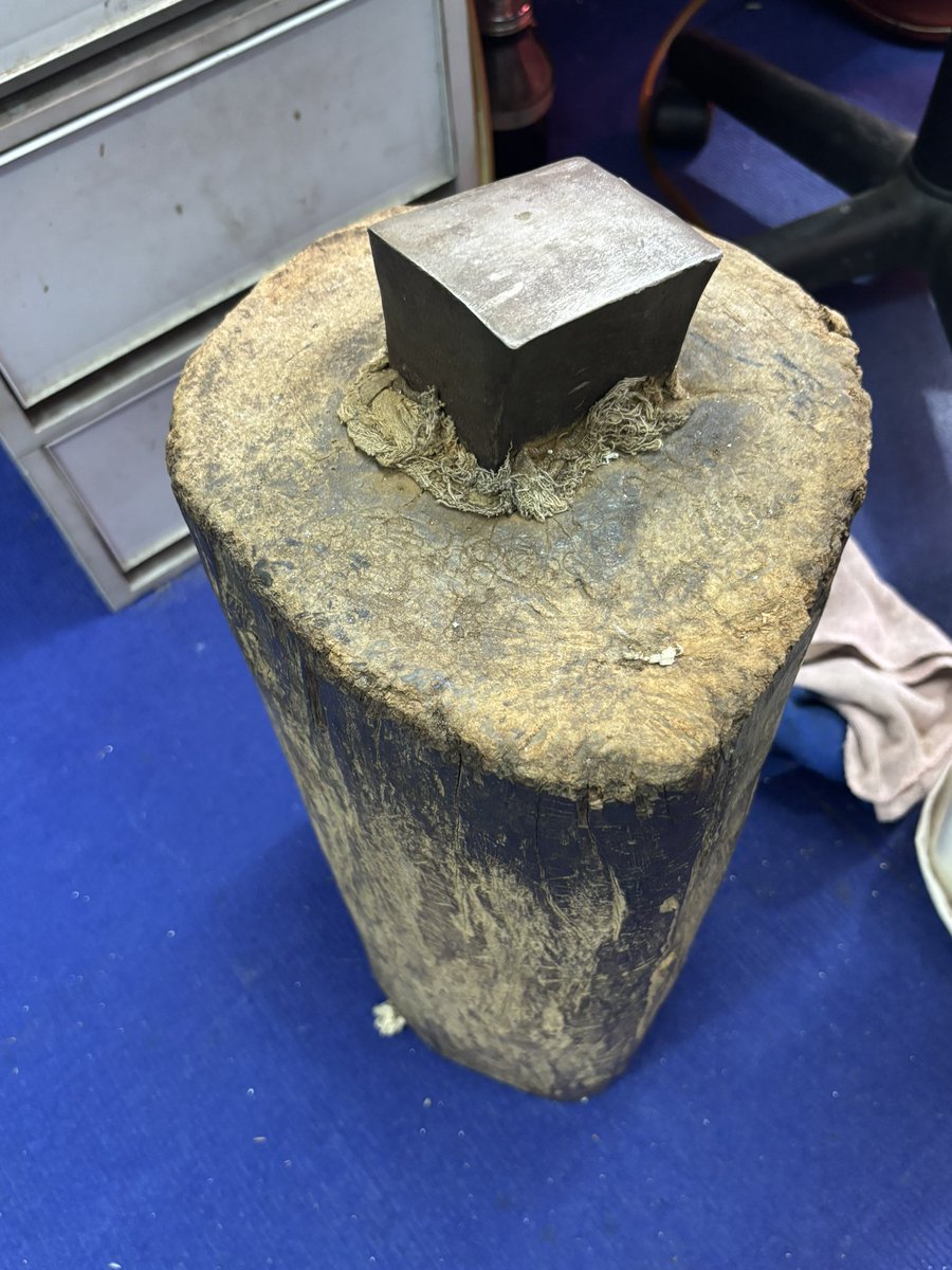 kunhide51's tweet photo. パートナーをチェンマイにあるモン族のシルバー工房に連れて行きました。モン族の親友の親戚の工房。なかなか日本人だけでは行き着けないところです。
こちらでオーダーメイドでサンプルを発注することになりました。タイはコネクションが非常に大事です。 https://t.co/BMQStHMBPy