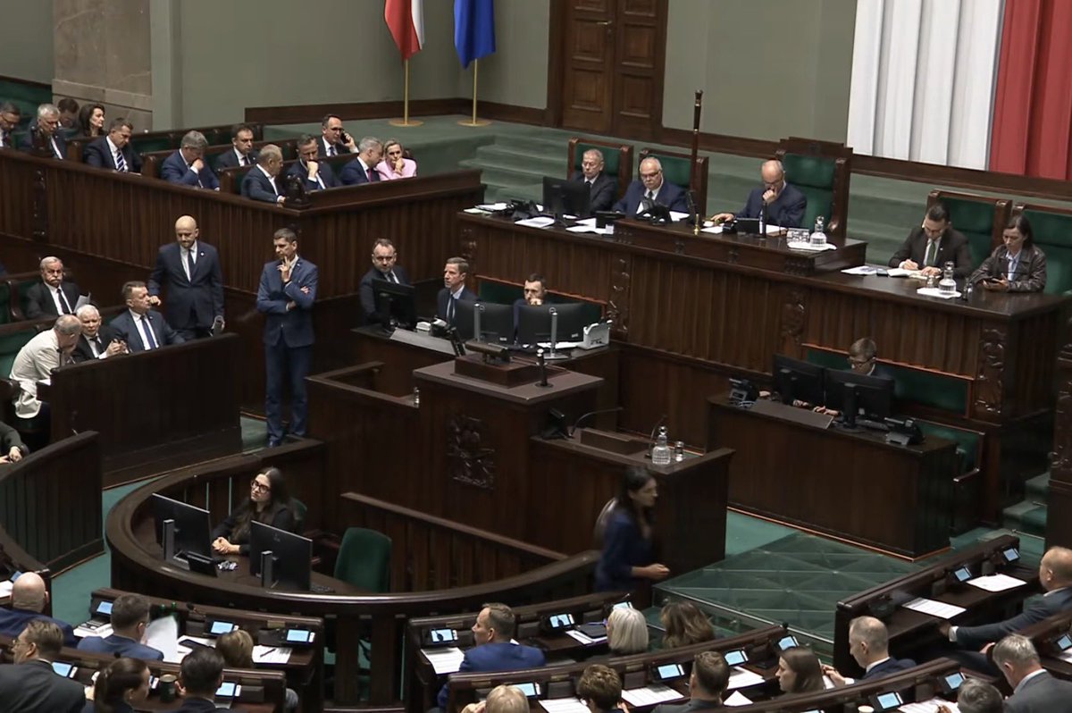 thepolandnews_'s tweet photo. Sejm przyjął ustawę zakazującą patostreamingu. Za projektem głosowało 419 posłów, przeciw było 19, a jedna osoba wstrzymała się od głosu. Nowe przepisy przewidują karę do 3 lat więzienia za publikowanie w sieci treści pokazujących przestępstwa, znęcanie się nad zwierzętami czy poniżanie innych osób w celu osiągnięcia korzyści. W przypadku materiałów dotyczących osób niepełnoletnich kara może wynieść od 3 miesięcy do 5 lat pozbawienia wolności. Ustawa nie obejmuje działalności artystycznej, edukacyjnej, naukowej, prasowej ani działań podejmowanych w interesie publicznym.
