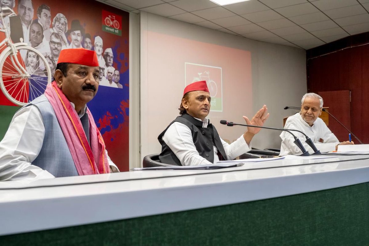 samajwadiparty's tweet photo. समाजवादी पार्टी, उत्तर प्रदेश
19, विक्रमादित्य मार्ग, लखनऊ
प्रकाशन/प्रसारण हेतु-    दिनांकः11.06.2026
    समाजवादी पार्टी के राष्ट्रीय अध्यक्ष एवं पूर्व मुख्यमंत्री श्री अखिलेश यादव ने कहा है कि भाजपा जो भी काम करती है सब नकली होता है। अस्पतालों में इलाज और दवाएं नकली मिलती है। नकली एनकाउण्टर उत्तर प्रदेश की नियति बन गई है। न कहीं विकास नज़र आता है और नहीं जनहित या जनकल्याण की कोई योजना है। सभी मोर्चो पर फेल भाजपा अब चुनाव भी नकली तरीके से जीतने की साजिश कर सकती है। श्री यादव ने अपने कार्यकर्ताओं को भाजपा की चालाकी से सावधान  रहने को कहा है।
    श्री अखिलेश यादव ने आज समाजवादी पार्टी के राज्य मुख्यालय, लखनऊ के डॉ. राममनोहर लोहिया सभागार में अपने सम्बोधन में कहा कि भाजपा के कारण उत्तर प्रदेश अंधकार में है। भ्रष्टाचार चरम पर है। महिलाओं और बच्चियों को रोज अपमानित होना पड़ रहा है। भाजपा ने लोकतंत्र की पवित्रता को भी नष्ट किया है। नागरिकों के अधिकारों पर कुठाराघात करना ही उसकी एक मात्र उपलब्धि है।
    श्री यादव ने कहा कि भाजपा संविधान प्रदŸा आरक्षण के भी विरुद्ध है। नौजवानों के लिए नौकरियां नहीं है। जो भी परीक्षाएं हो रही है उन्हें पेपर लीक की वजह से रद्द कर दिया जाता है। कालेज-यूनिवर्सिटीज में अंधाधुंध फीस बढ़ाई जा रही है ताकि गरीब छात्र पढ़ाई न कर सके। प्रशासन के अन्याय के खिलाफ आवाज उठाने पर जेल और पुलिस यातना मिलती है। फर्जी मुकदमों में लोगों को फंसाकर वसूली की जाती है। थाना कचहरी हर संस्थान में लूट है।
    श्री अखिलेश यादव ने कार्यकर्ताओं को सचेत किया कि सन् 2027 लोकतंत्र बचाने का चुनाव है। जनता का भरोसा समाजवादी पार्टी पर है। हमारी तैयारी भी पूरी है। समाजवादी पार्टी का लक्ष्य उत्तर प्रदेश में सरकार बनाना है। उन्होंने कहा कि समाजवादी पार्टी ही उत्तर प्रदेश को बचा सकती है। भाजपा ने उत्तर प्रदेश को बर्बाद कर दिया है। अब पीडीए समाज भी परिवर्तन के लिए तैयार है। जरूरत बस एकजुटता से भाजपा को हराने और उसे सत्ता से बाहर का रास्ता दिखाने की है।
   (राजेन्द्र चौधरी)
    मुख्य प्रवक्ता