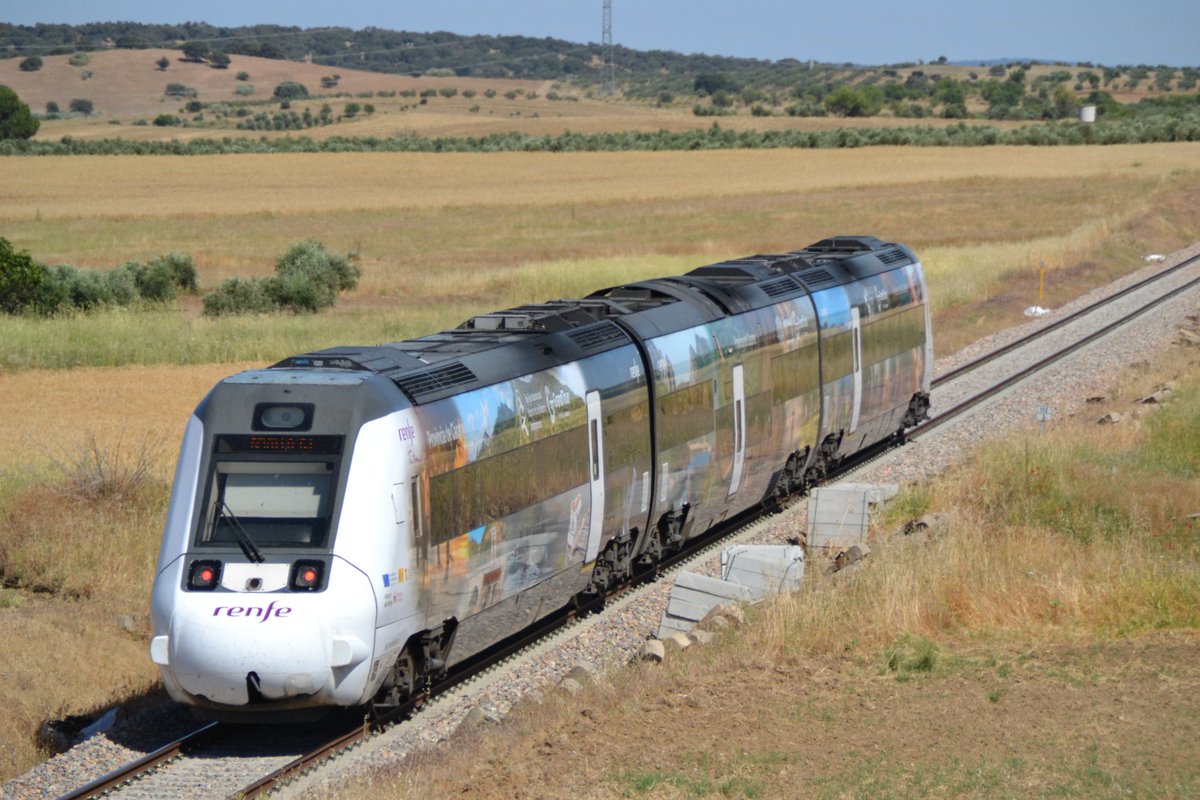 jmtena's tweet photo. S 599 de @renfe cruzando la Campiña Sur extremeña camino de Sevilla.
Casa de Reina (Badajoz).
#renfe #badajoz #extremadura #sevilla #españa https://t.co/AkfirgFjn2