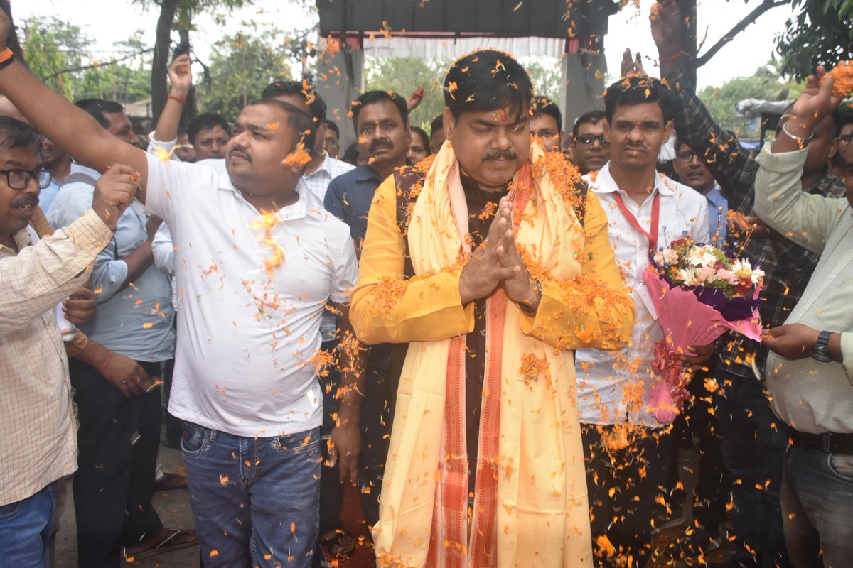 MurendraKumar5's tweet photo. फूलों की हुई बारिश 
बिहार के शारीरिक शिक्षा एवं स्वास्थ्य अनुदेशकों के द्वारा 
माननीय शिक्षा मंत्री श्री @mkrtiwari_bjp जी पर🎉🎉🎉🎉
अनुदेशक परिवार में खुशी की लहर 
@BiharEducation_ @yadavtejashwi
@BJP4Bihar @BiharTetStet
@btetctet @Bihar_se_hai
@BiharSMunch
@RJD_BiharState https://t.co/KiqwXWLzvq