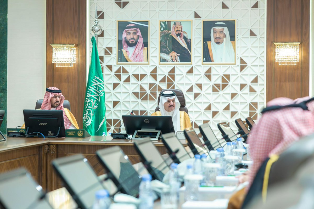 Eastern_RT's tweet photo. سمو أمير المنطقة الشرقية يدشن الخطة الاستراتيجية للإمارة لتعزيز كفاءة العمل المؤسسي

دشّن صاحب السمو الملكي الأمير سعود بن نايف بن عبدالعزيز أمير المنطقة الشرقية في ديوان الإمارة، الخطة الاستراتيجية لإمارة المنطقة الشرقية بحضور صاحب السمو الملكي الأمير سعود بن بندر بن عبدالعزيز نائب أمير المنطقة الشرقية، ومعالي مدير عام معهد الإدارة العامة الدكتور بندر بن أسعد السجان، ووكيل إمارة المنطقة الشرقية الأستاذ تركي بن عبدالله التميمي، والفريق الاستشاري المكلّف بإعداد الخطة الاستراتيجية للإمارة، نحو مستقبل مؤسسي أكثر كفاءة وتميزاً.

وأكد سمو أمير المنطقة الشرقية أن التخطيط الاستراتيجي يعد ركيزة أساسية لتحقيق التنمية المؤسسية المستدامة، مشيراً إلى أهمية العمل وفق منهجيات واضحة وأهداف محددة ومؤشرات أداء دقيقة تسهم في قياس الإنجاز وتحسين النتائج، منوهاً سموه بضرورة تكامل الجهود بين مختلف القطاعات الحكومية وتعزيز الشراكات الفاعلة بما يدعم مسيرة التنمية في المنطقة ويواكب تطلعات القيادة الرشيدة -أيدها الله- ومستهدفات رؤية السعودية 2030.

وأضاف سموه أن الخطة الاستراتيجية ستسهم في تعزيز كفاءة العمل المؤسسي وتطوير الخدمات ورفع مستوى التكامل بين الجهات، مؤكداً أن الاستثمار في القدرات البشرية وتبني أفضل الممارسات الإدارية يمثلان ركيزة أساسية لتحقيق مستهدفاتها بكفاءة واستدامة.

وأعرب معالي مدير عام معهد الإدارة العامة الدكتور بندر السجان عن شكره وتقديره لسمو أمير المنطقة الشرقية ولسمو نائبه على دعمهما واهتمامهما بتطوير العمل المؤسسي، مؤكداً أن الخطة الاستراتيجية تم إعدادها وفق منهجيات علمية وأفضل الممارسات العالمية، بما ينسجم مع التوجهات الوطنية الرامية إلى رفع كفاءة القطاع الحكومي وتعزيز التميز المؤسسي والتنمية المستدامة.

وقدّم الفريق الاستشاري المكلّف لسموه عرضاً عن الخطة الاستراتيجية ومحاورها الرئيسة، وما تضمنته من برامج ومبادرات تطويرية تهدف إلى تعزيز كفاءة العمل المؤسسي، ورفع مستوى الحوكمة، وتطوير رأس المال البشري، والاستفادة من التحول الرقمي والتقنيات الحديثة، إلى جانب منظومة لمتابعة الأداء وقياس الأثر بما يدعم تحقيق مستهدفات الإمارة ويعزز دورها التنسيقي والتنموي في المنطقة.

ورفع وكيل إمارة المنطقة الشرقية الأستاذ تركي بن عبدالله التميمي الشكر والتقدير لسمو أمير المنطقة الشرقية وسمو نائبه على دعمهما واهتمامهما بتطوير العمل المؤسسي في الإمارة، مؤكداً أن الخطة الاستراتيجية ستسهم في تعزيز كفاءة الأداء ورفع مستوى التكامل المؤسسي بما يواكب مستهدفات رؤية السعودية 2030 ويعزز جودة الخدمات المقدمة للمستفيدين.