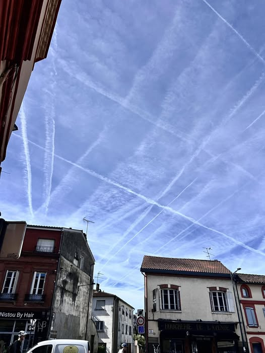 DELTA9_DELTA9's tweet photo. tic tac toe over Toulouse #geoengineering https://t.co/elctC1KvsA