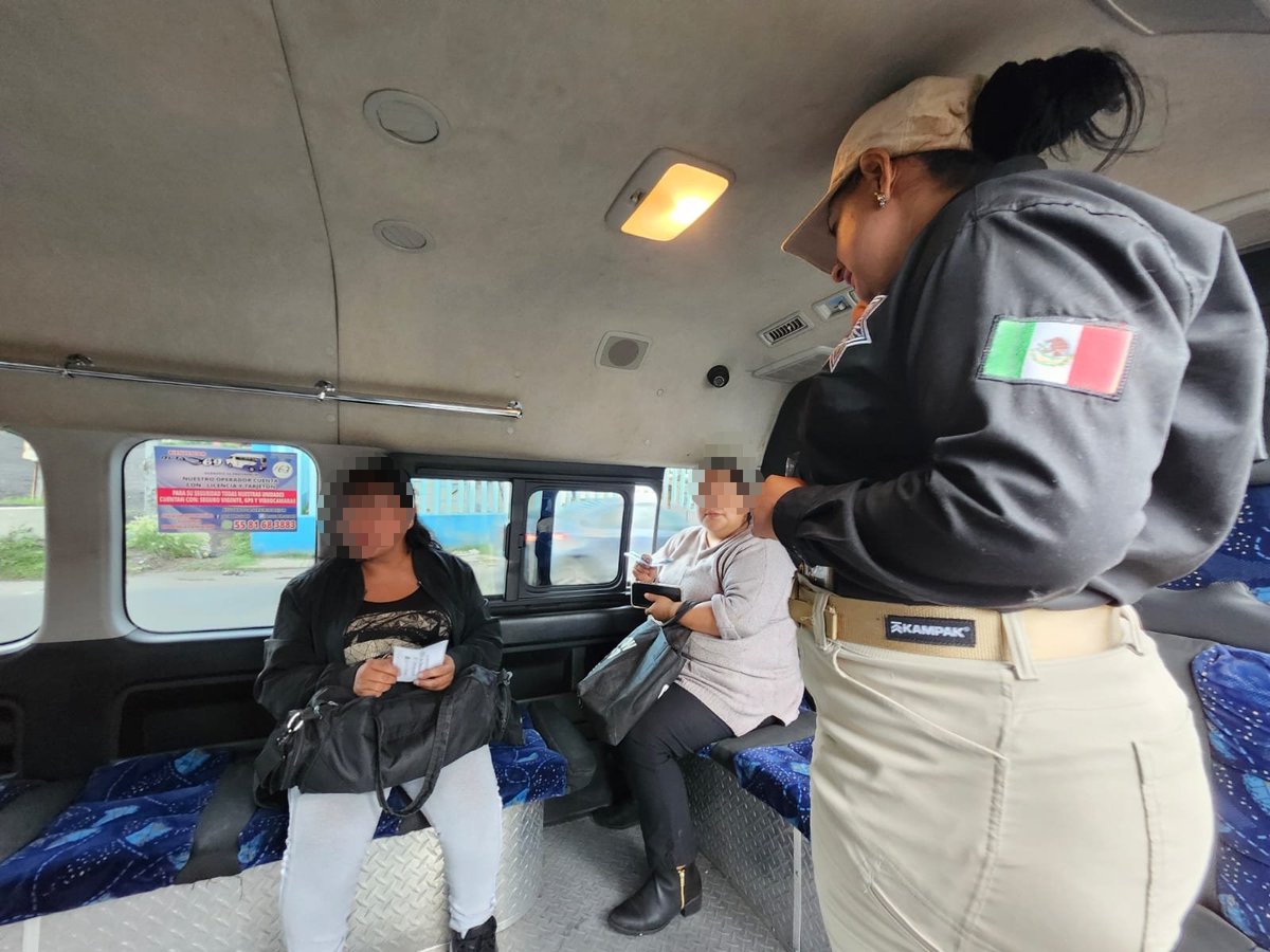 GeneroNeza's tweet photo. 🚔💜 #TransporteSeguro | Policías de la Subdirección de Redes Vecinales, realizaron el Operativo al Transporte Público con Perspectiva de Género en la colonia Valle de Aragón, llevando a cabo acciones preventivas, difusión de números de emergencia y uso de la App Neza Segura. https://t.co/s58k85uEz8