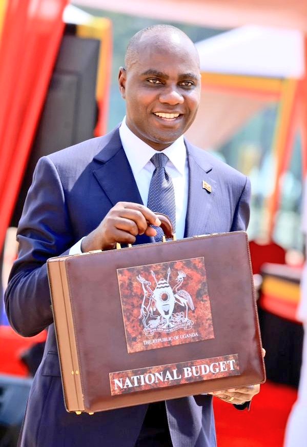 mofpedU's tweet photo. RESOURCE ENVELOPE:

The total resource envelope for FY 2026/27 is Eighty-Four Trillion, Three Hundred and Ninety-One Billion, Seven Hundred and Forty-Three Million, Three Hundred and Forty-Three Thousand, Four Hundred and Twenty-Six Shillings
(Shs 84,391,743,343,426/=). 

The Finance Minister @henrymusasizi1 says:

➡️Domestic revenues amounts to Shs 45.96 trillion, of which Shs 40.16 trillion is tax revenue, Shs 4.02 trillion is non-tax revenue, Shs 1.44 trillion is petroleum revenue and Shs 339.8 billion is Local Government revenue.

➡️Domestic borrowing is Shs 11.97 trillion.

➡️Domestic debt refinancing is Shs 13.97 trillion.

 ➡️External borrowing for general budget financing, Shs 1.22 trillion.

 ➡️External financing for projects, is Shs 11.27 trillion.