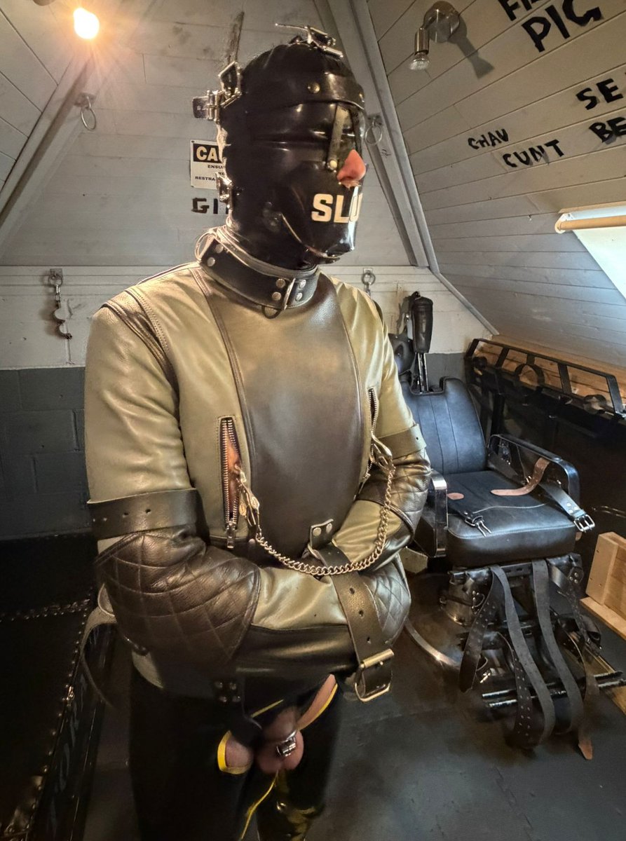 LeatherPrison's tweet photo. From @JamesBondageSX-LP straitjacket really delivers: Made and strong (no issues with pulling those straps just an extra notch tighter) leather lined, and so many straps! You really aren’t getting out of this without help [...] best big kink purchase in ages!

#BuiltToBind https://t.co/vSL9lURlm2
