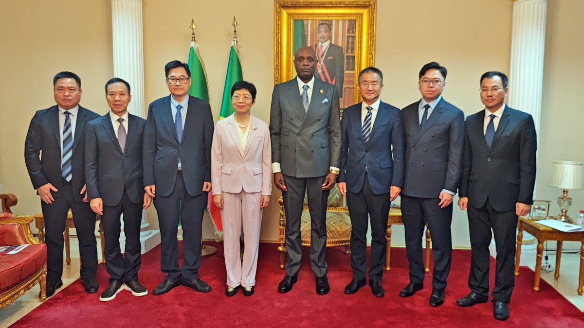 DiploBrazza's tweet photo. 🇨🇬🤝🇨🇳 Son Excellence Monsieur Constant-Serge BOUNDA, Ministre des Affaires Étrangères, de la Francophonie et des Congolais de l'Étranger, a accordé ce jeudi 11 juin 2026, une audience à Madame GUO Yile, #Secrétaire #Générale #Adjointe du #Gouvernement populaire de la #Province du #Guangdong - République populaire de #Chine.
Madame la Secrétaire Générale Adjointe était accompagnée, pour la circonstance, d'une importante délégation composée de six hauts cadres des sociétés Guangdong Agribusiness et WING WAH Exploration & Production Pétrolière SAU.
Les discussions se sont inscrites dans la dynamique du partenariat stratégique global qui unit la République du Congo et la République populaire de Chine, portés sur la diversification des axes de collaboration avec la province du Guangdong.
Les deux parties ont également exprimé leur volonté commune d'intensifier les échanges bilatéraux, avec une attention particulière accordée aux secteurs d'avenir que sont l'#agriculture moderne, l'investissement #industriel, l'enseignement #supérieur ainsi que la promotion de la #coopération #décentralisée.