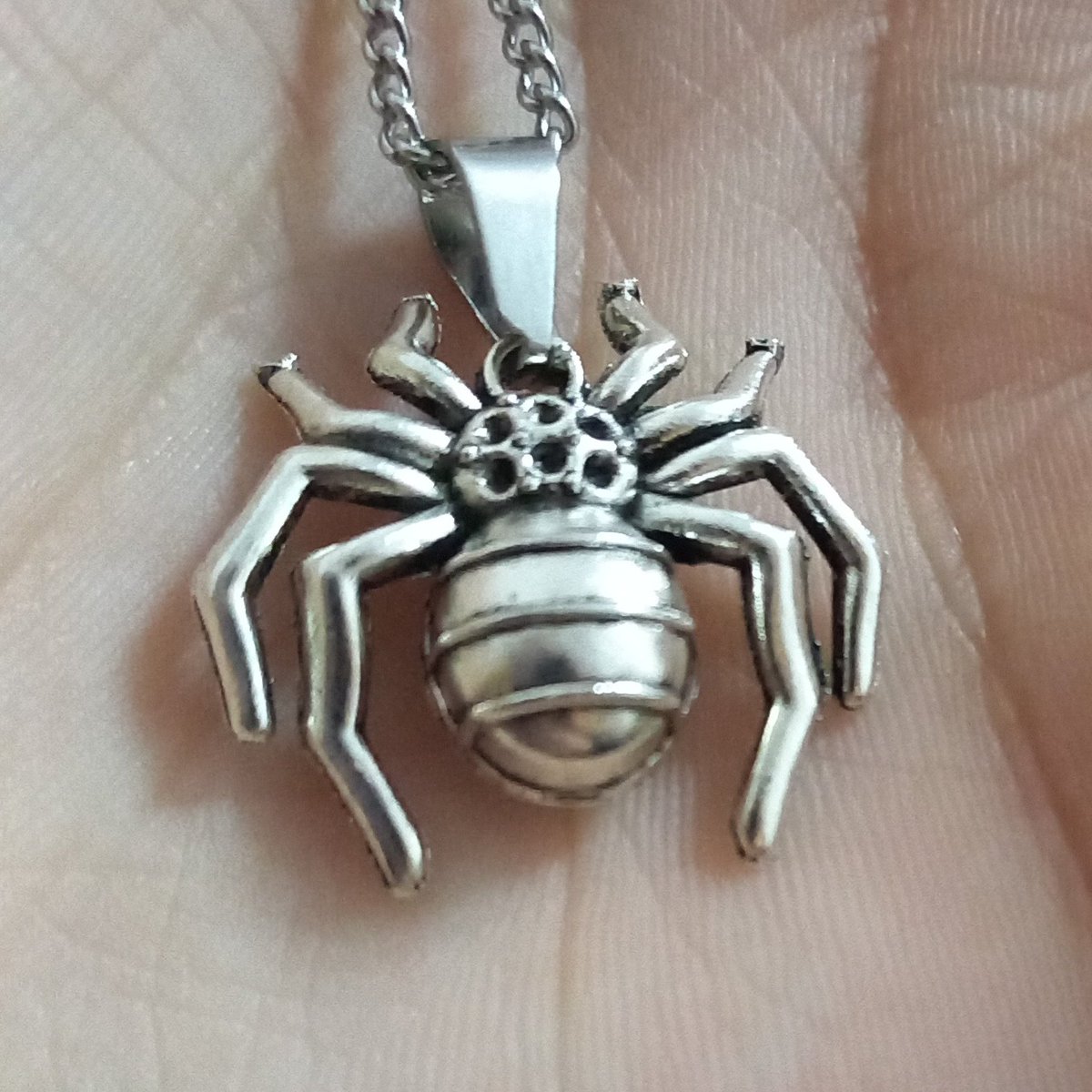 Cubosona_X's tweet photo. SOY POBRE, PERO DE LOS FINOS 🧐🚬
Quería un cosplay para #SpiderManBrandNewDay, pero no me alcanza ni para la máscara 😢. Así que compré esta cadenita para ir al estreno.
También volví a usar una cadena que tengo desde 2022 por #TheBatman 🦇. Lista para esperar #TheBatmanPart2 https://t.co/EZobFjSUJ1