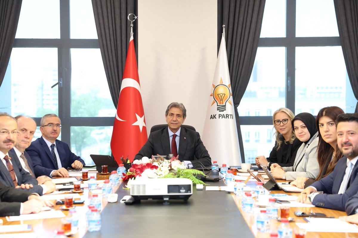 EyupEroglu60's tweet photo. 📍 AK Parti Genel Merkezi

Genel Başkan Yardımcımız ve Yerel Yönetimler Başkanımız Sayın @mustafademir başkanlığında gerçekleştirilen istişare ve değerlendirme toplantımızı yaptık.

Yerel yönetimler alanındaki çalışmalarımızı, teşkilatlarımızın sahadaki faaliyetlerini ve önümüzdeki süreçte hayata geçireceğimiz projeleri ele aldık.

Milletimizin emanetine sahip çıkma sorumluluğuyla, şehirlerimize ve vatandaşlarımıza en iyi hizmeti sunmak adına durmadan çalışmaya devam ediyoruz.

#AKParti #YerelYönetimler #TürkiyeYüzyılı #AKPartiGenelMerkez 🇹🇷