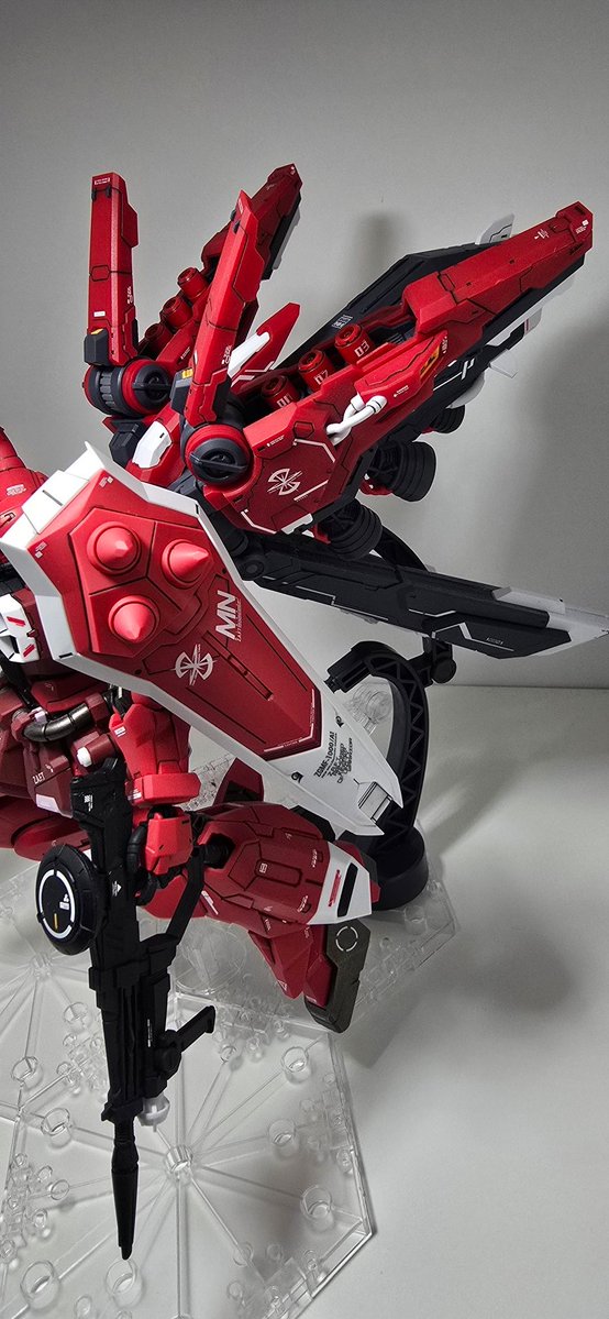 LordDearche's tweet photo. Also finally finished Lunamaria's Zaku. I had this miscellaneous backpack lying around that I bought in the wrong color, so I decided to add it to it. Had to make a slight modification though because the Zaku's hard point system is weird. https://t.co/QPEhGbd6no