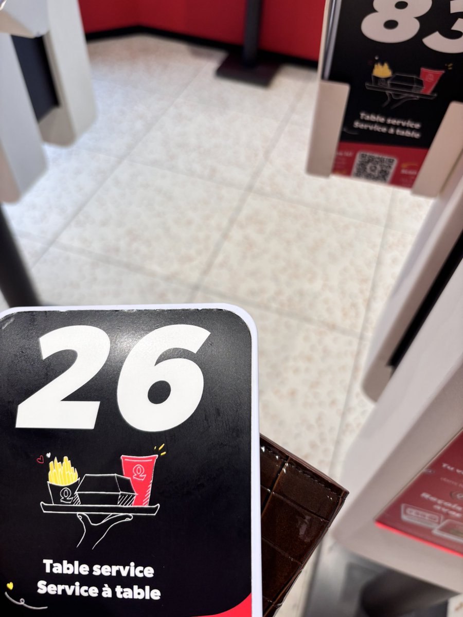 dazzylicious's tweet photo. j’suis au quick y’a un employé qui voit que je fouille les chiffres il me dit « y’a pas de numéro sixseven » j’suis morte smr MDDRRR https://t.co/T4q4a3RKUF