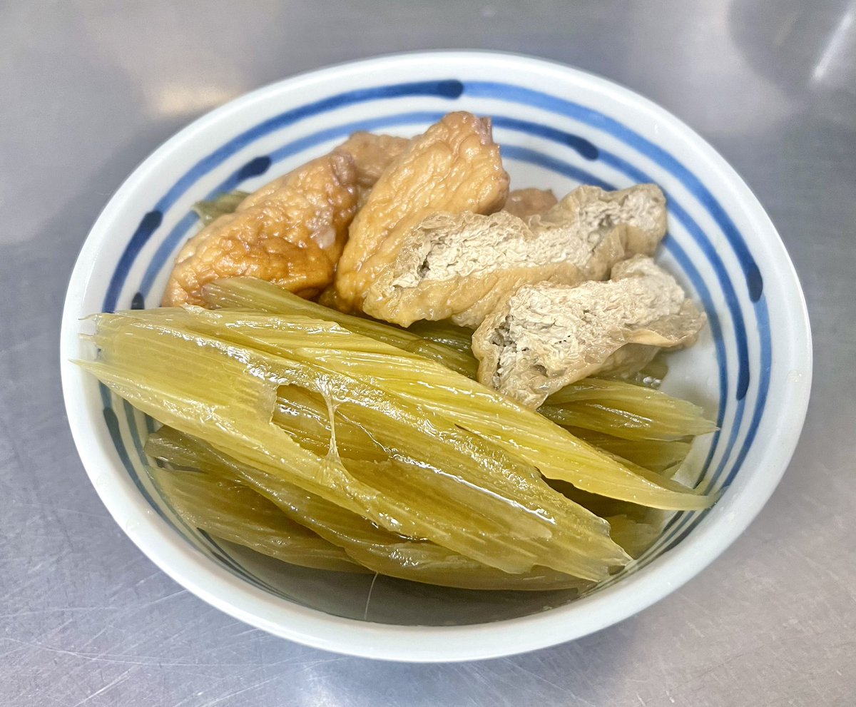 mkitade0463's tweet photo. フキの煮物、フキ自体の食べ頃はできたてでした。
まだ水っぽく、青臭みとアクの苦味が飛んでいないうちに食べるのが吉。

ところが一晩おいて美味しくなるのが、天ぷらと揚げ。フキは味が染みてきて美味しくなると思いきや、うーむ。

春は難しいねぇ。
#釧路 https://t.co/HWZnx5XKpj
