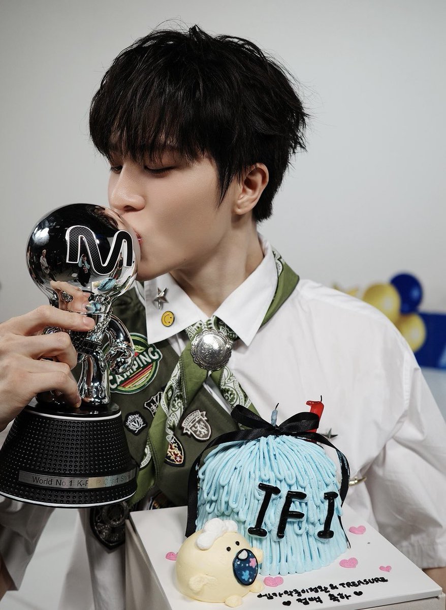 hwanscafe's tweet photo. the dedication letter on treasure’s cake from mcd 🥹

‘emka (mcd) makdongie (maknae) junghwan &amp; treasure congrats on your comeback’ 

mcd loves him (me too) https://t.co/R8ZGonMIWh