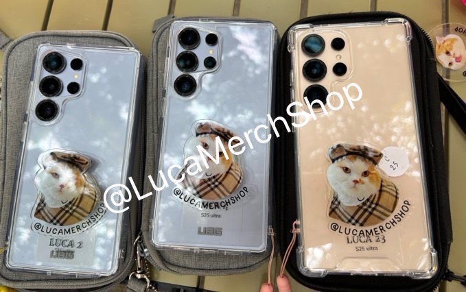 LucaMerchShop's tweet photo. ใครจะไป #BTS_WORLDTOUR_BANGKOK #BTS บ้าง 👀💜

พร้อมเก็บโมเมนต์แบบชัด ๆ กันยัง 📸✨

📲 ปล่อยเช่ามือถือถ่ายคอน / แฟนคอน / Fan Meeting
📱 S24 Ultra / S25 Ultra / S26 Ultra

🗓️ 3,5,6 ธันวาคม 2569🇹🇭
🏟️ ราชมังคลากีฬาสถาน

✨ ซูมชัด เก็บครบทุกโมเมนต์
🧳 ยืมฟรี! Powerbank + ซิมเน็ต + Flash Drive
🎥 มีสูตรตั้งค่ากล้องให้ พร้อมใช้หน้างาน

✔️ จองก่อนได้ฟรี
✔️ ได้บัตรแล้วค่อยจ่ายมัดจำ

⚡ เครื่องมีจำนวนจำกัด — ใกล้เต็มแล้ว!

📩 ทัก DM ได้เลย 💌