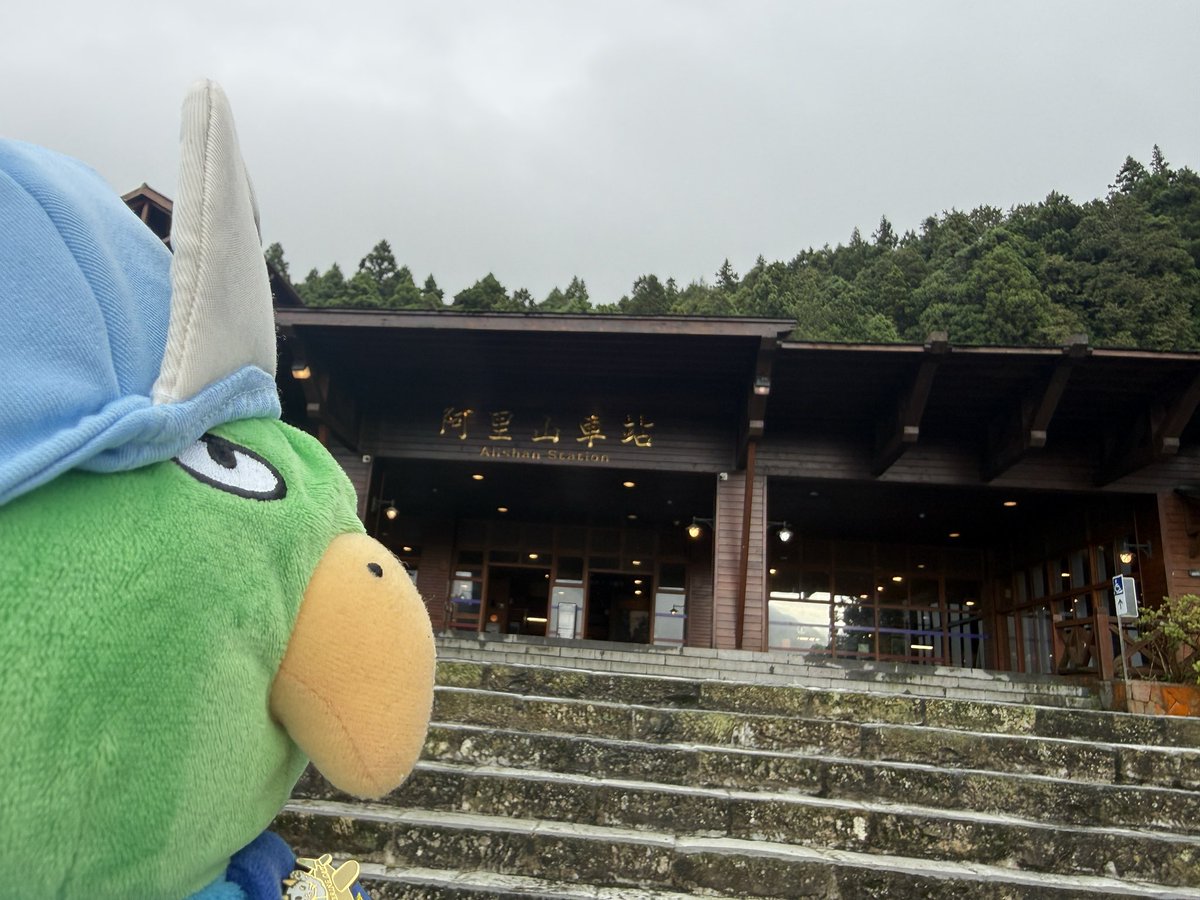 thomasnyan's tweet photo. 途中でワンコに
(꒪˙꒳˙꒪ )あれ？
さっきの🍑🐶と似てるけど違うね〜
少しお鼻の所が白い
(  *´˘`)ﾉ”ﾅﾃﾞﾅﾃﾞ
大きな切手も🤭
🦜も、大忙し
雨が止んでいる間に記念撮影📸 https://t.co/YMmB05vBek