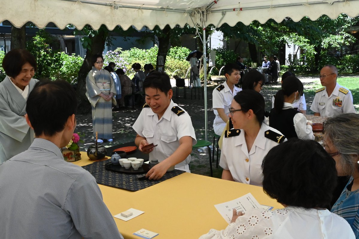 JMSDF_MOCS's tweet photo. #広島県縮景園 において三癸亭賣茶流(さんきていばいさりゅう)の煎茶会「しょうぶ茶会」に参加しました🍵
自分の煎れた煎茶をお客様にお出しし、和やかな雰囲気で多くの方と交流できました。日本の伝統文化に触れつつ、お茶の香りと心温まる会話が忘れられない貴重な経験をさせていただきました。#MOCS https://t.co/d3oNQDraot